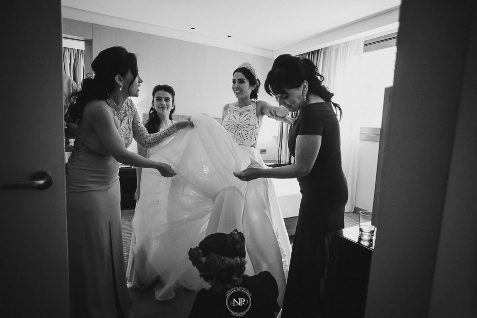 getting ready, vestido de novia, casamiento en Palacio Duhau Park Hyatt Bs As, fotoperiodismo de bodas, Norman Parunov