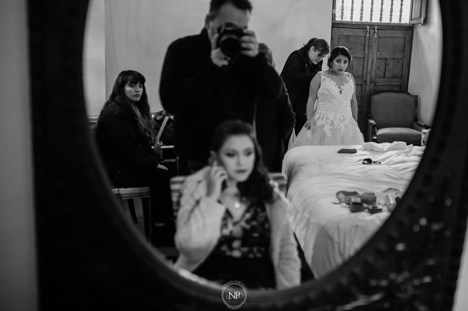 getting ready en Palacio Manco Capac by Ananay, destination wedding en Cusco Perú, fotoperiodismo de bodas, Norman Parunov