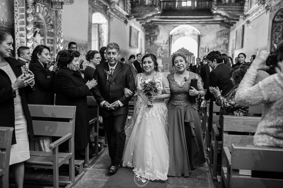 San Pedro Apóstol de Andahuaylillas, destination wedding en Cusco Perú, fotoperiodismo de bodas, Norman Parunov